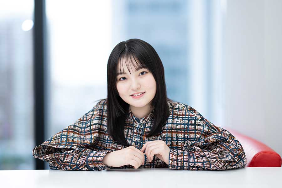 笑顔の鈴木梨央